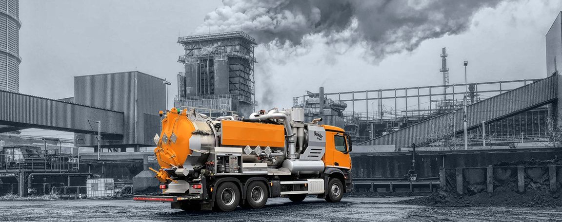 vacuümwagens van KOKS Group KOKS CycloVac op industrie terrein